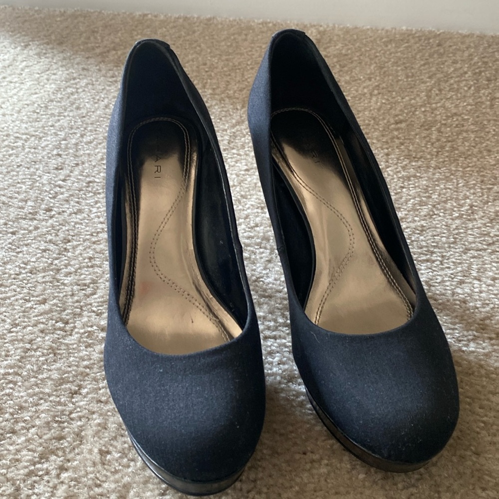 Tahari Black platform heels size 9. Excellent condition. Only worn once.